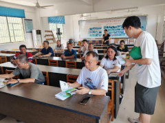 <b>农技下乡送“良方”龙山镇联袂省科研力量帮农</b>